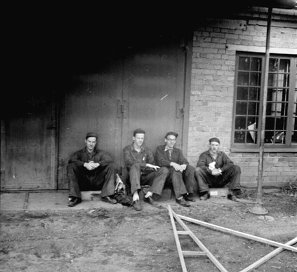 Smeder som arbetar i Käck & Hedbys smedja.