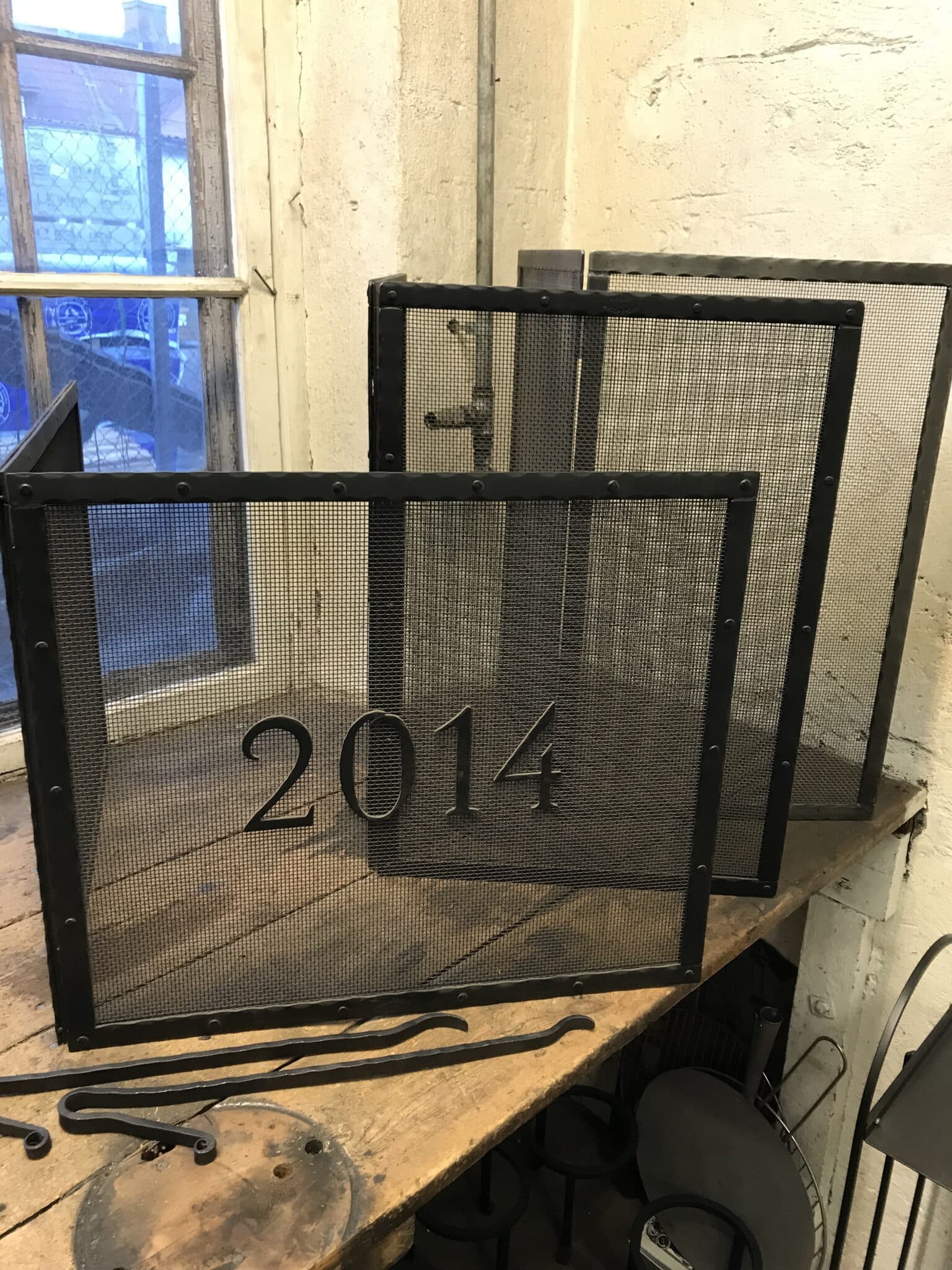 Gnistgaller två delar med årtal, dubbel nitad ram Gnistgaller, eldställ & tillbehör i smide Käck & Hedbys Smide Gnistgaller två delar med årtal, dubbel nitad ram - Bild 4