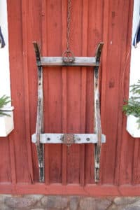 Timmersläde med detaljer i smide.