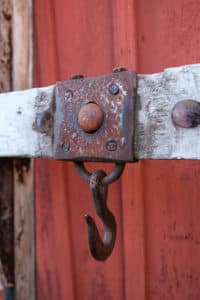 Timmersläde med detaljer i smide.